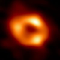 Gli astronomi rivelano la prima immagine del buco nero nel cuore della nostra galassia