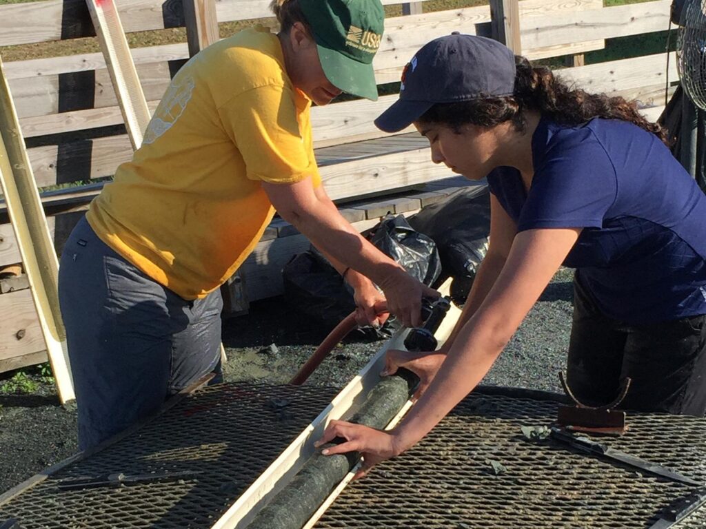 Victoria Fortiz (a destra), allora studentessa laureata alla Penn State, e Jean Self-Trail, geologo ricercatore presso l'US Geological Survey, lavorano su un campione prelevato dal sito di Howards Tract nel Maryland. 