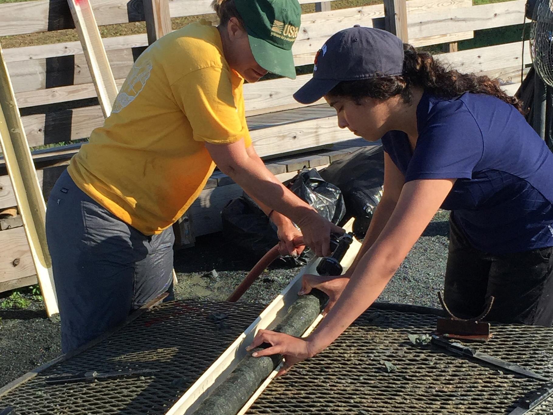 Victoria Fortiz (a destra), allora studentessa laureata alla Penn State, e Jean Self-Trail, geologo ricercatore presso l'US Geological Survey, lavorano su un campione prelevato dal sito di Howards Tract nel Maryland.