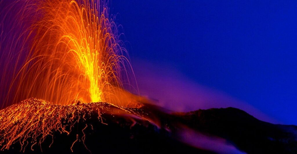 Stromboli erutta da migliaia di anni, quasi ininterrottamente. Attestazione: vladimirat/Shutterstock