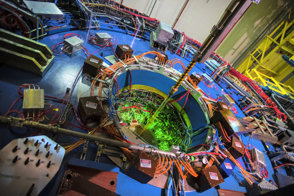 Il rivelatore STAR delle dimensioni di una casa presso il Relativistic Heavy Ion Collider (RHIC) agisce come una gigantesca fotocamera digitale 3D per tracciare le particelle che emergono dalle collisioni di particelle al centro del rivelatore.