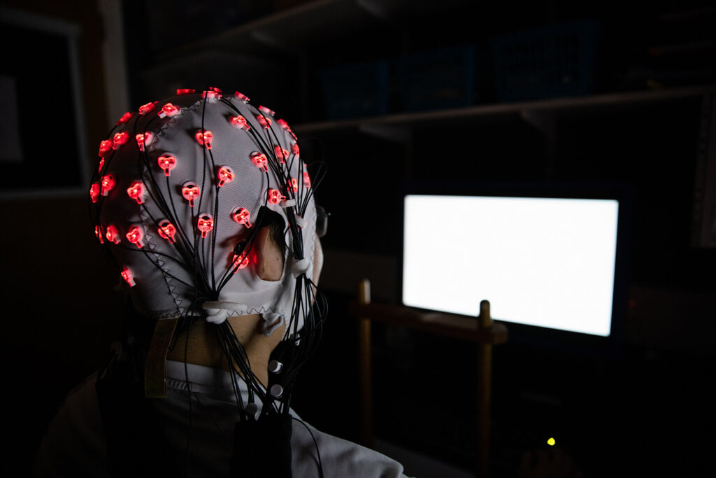L'esperimento sulle onde cerebrali è stato allestito nell'Adaptive Brain Lab, guidato dalla professoressa Zoe Kourtzi, nel Dipartimento di Psicologia dell'Università di Cambridge. Credito: Università di Cambridge