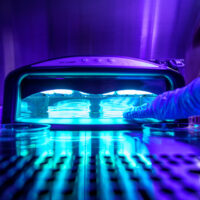 I ricercatori della UC San Diego hanno studiato i dispositivi che emettono luce UV utilizzati per curare la manicure in gel e hanno scoperto che l'uso cronico di queste macchine per l'asciugatura dello smalto è dannoso per le cellule umane