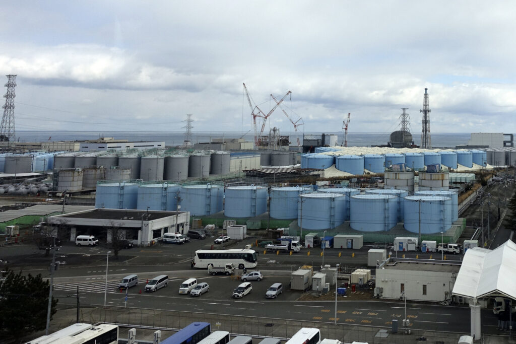 Questa foto scattata durante una visita dei giornalisti dell'Associated Press mostra alcuni dei circa 1.000 enormi serbatoi contenenti acque reflue trattate ma ancora radioattive presso la centrale nucleare di Fukushima Daiichi, gestita dalla Tokyo Electric Power Company Holdings (TEPCO), nella città di Okuma, nel nord-est del Giappone, il 22 febbraio 2023. Le acque reflue radioattive trattate dovrebbero essere rilasciate in mare tra la primavera del 2023 e l'estate dopo i necessari test e la diluizione con grandi quantità di acqua di mare. 