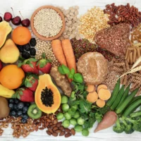 La fibra è una parte essenziale di una dieta sana ed è importante includere una varietà di cibi ricchi di fibre nei pasti quotidiani. Una dieta ricca di fibre può aiutare a promuovere la salute dell'apparato digerente, controllare i livelli di zucchero nel sangue e ridurre il rischio di malattie cardiache, ictus e altre condizioni croniche.