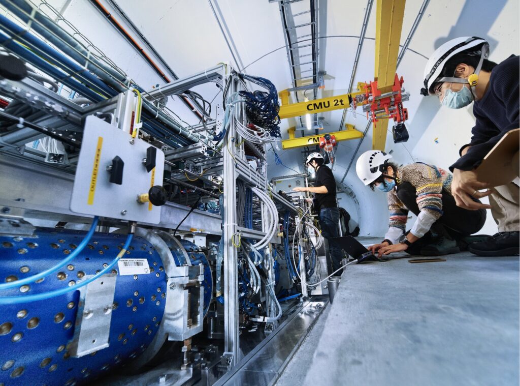 Gli elementi finali del rivelatore FASER (Forward Search Experiment) sono installati nel tunnel TI12 dell'LHC. Si trova lungo l'asse di collisione del fascio, a 480 m dal punto di interazione ATLAS, in un tunnel di servizio inutilizzato che precedentemente collegava l'SPS al collisore LEP. FASER ha iniziato a raccogliere dati nel luglio 2022 all'inizio dell'LHC Run 3. Fotografia: Maximilien, Brice; Ordan, Julien, Collaborazione FASER.
