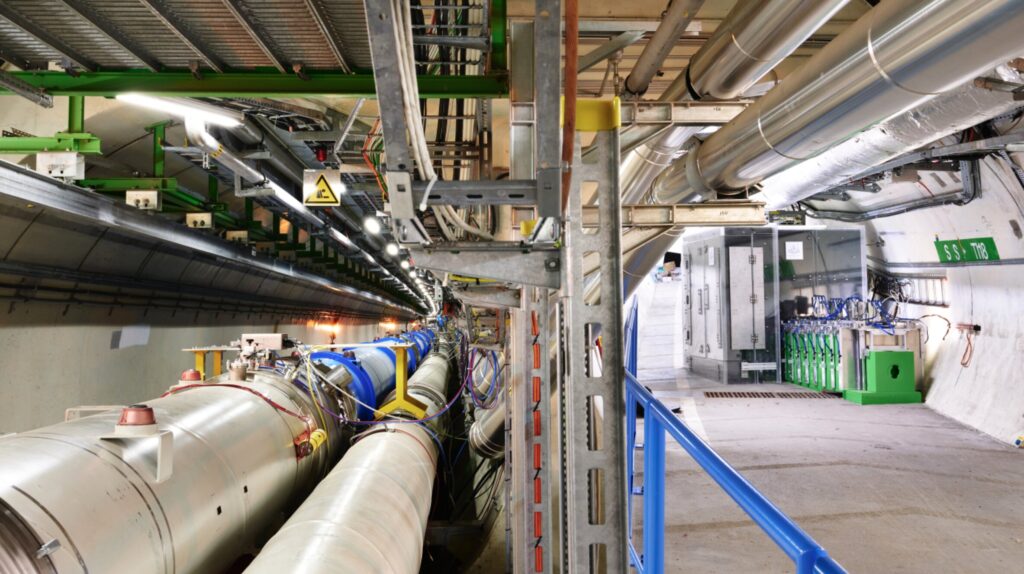 Una sezione del Large Hadron Collider del CERN (a sinistra) e il nuovo esperimento SND@LHC (a destra). I neutrini vengono prodotti in uno dei punti di collisione dell'LHC, nascosti dietro la curvatura dell'acceleratore, e interagiscono nel rivelatore SND@LHC dopo aver attraversato circa 100 metri di roccia e cemento. Credito: Brice, Maximilien; Collaborazione SND@LHC.