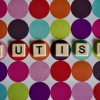 Un nuovo rapporto rivela le esperienze sui social media degli adulti autistici