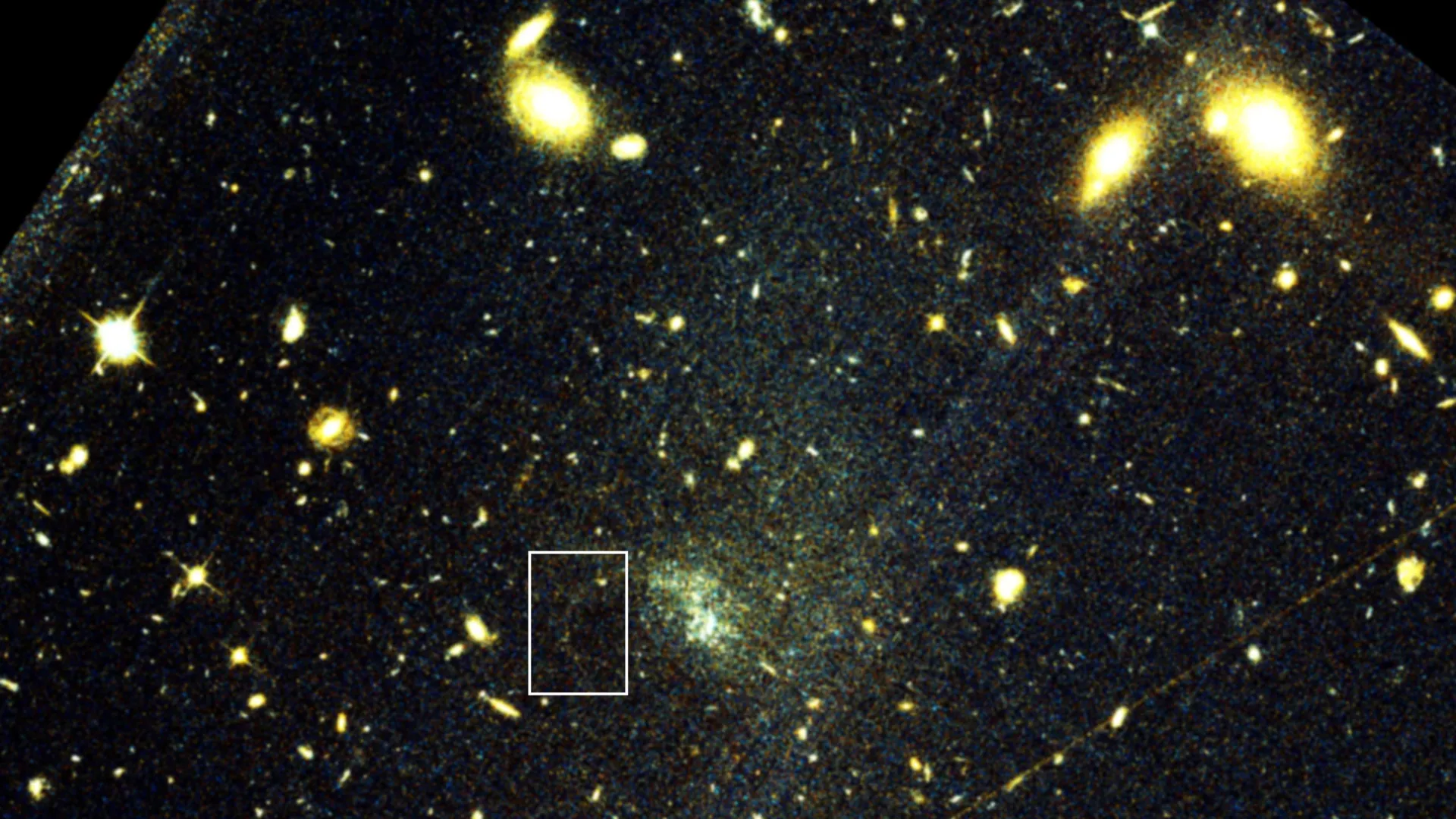 Immagine del telescopio spaziale Hubble che mostra il flusso stellare dell'ammasso globulare delineato da un riquadro. Crediti: Hubble Space Telescope e Holm et al. (2026) 