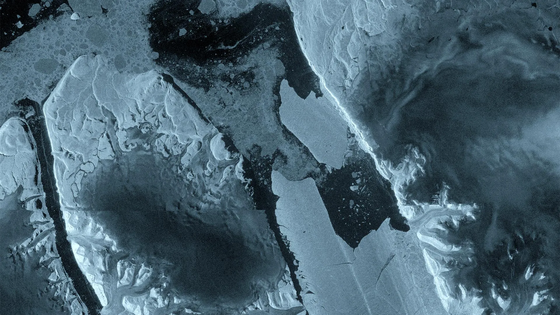 La missione europea Copernicus Sentinel-1 ha immortalato un cambiamento drammatico presso il ghiacciaio Petermann, nella Groenlandia nord-occidentale, dove una sezione di 76 km quadrati della lingua di ghiaccio galleggiante del ghiacciaio si è staccata il 4 agosto 2026. Crediti: Contiene dati Copernicus Sentinel modificati (2026), elaborati dall'ESA.