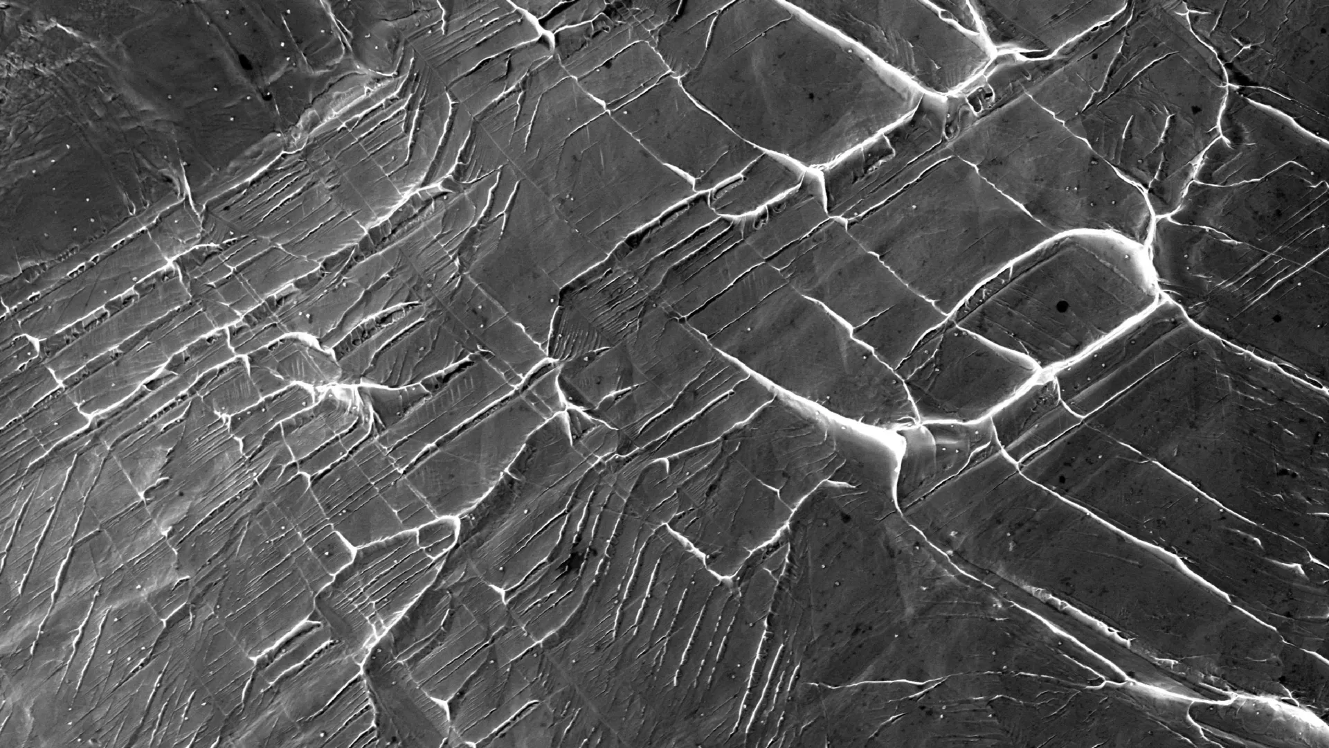 Gli scienziati hanno scoperto un sorprendente meccanismo che permette ad alcuni metalli di resistere alle crepe a temperature fino a -253 °C (-424 °F), quando materiali simili in genere diventano pericolosamente fragili. Invece di rompersi, due leghe sperimentali riorganizzano le loro strutture interne, creando nuovi modi per assorbire le sollecitazioni e rimanere flessibili. Immagine al microscopio elettronico che mostra la formazione di nuovi difetti tra i cristalli adiacenti delle leghe a base di niobio e titanio. Crediti: Crook et al. 2026