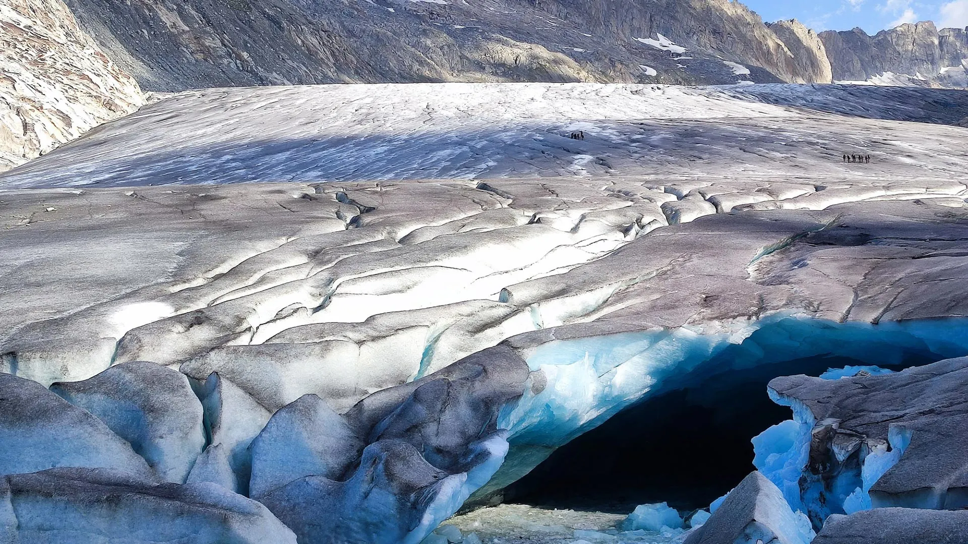 La lingua del ghiacciaio del Rodano, nel Canton Vallese, con un'imponente porta glaciale. Credito: M. Huss 